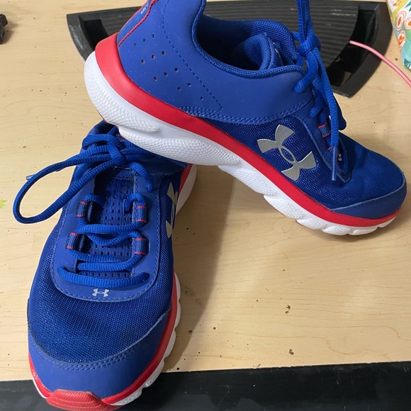 Girl’s Under Armor Assert 8 - Picture 2 of 9